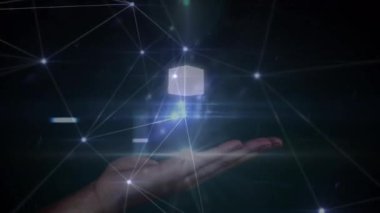 Siyah arka plandaki beyaz kadın üzerinde el üstünde dalga ve küp animasyonu. veri işleme, bağlantılar ve teknoloji konsepti dijital olarak oluşturulmuş video.