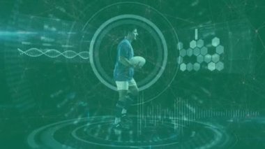 Yeşil arka planda koşan Kafkas ragbi oyuncusu üzerinden bilimsel verilerin animasyonu. veri işleme, bağlantılar, spor ve teknoloji konsepti dijital olarak oluşturulmuş video.