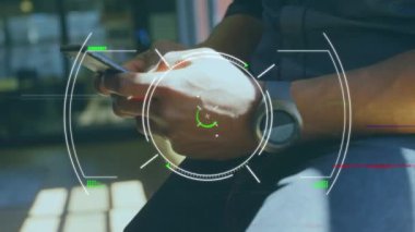 Beyaz adamın akıllı telefon kullanarak tarandığı mikroskop animasyonu. küresel iletişim, teknoloji ve veri işleme kavramı dijital olarak oluşturulmuş video.