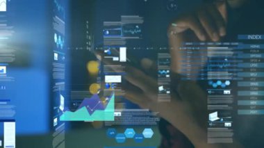 Akıllı telefon kullanan Afro-Amerikan kadının istatistik ve veri işleme animasyonu. küresel iletişim, teknoloji ve veri işleme kavramı dijital olarak oluşturulmuş video.