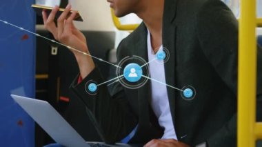Akıllı telefon kullanan beyaz adamın üzerindeki simgelerle bağlantı ağının animasyonu. küresel bağlantılar, iş dünyası, veri işleme ve teknoloji konsepti dijital olarak oluşturulmuş video.