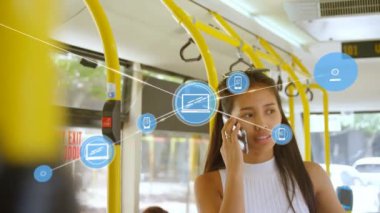 Akıllı telefon kullanan iki ırklı kadının üzerindeki simgelerle bağlantı ağının animasyonu. küresel bağlantılar, iş dünyası, veri işleme ve teknoloji konsepti dijital olarak oluşturulmuş video.