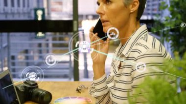 Akıllı telefon kullanan Kafkasyalı iş kadını üzerindeki simgelerle bağlantı ağının animasyonu. küresel bağlantılar, iş dünyası, veri işleme ve teknoloji konsepti dijital olarak oluşturulmuş video.