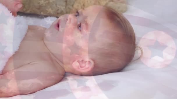 Animação Bandeira Dos Eua Acenando Sobre Bebê Caucasiano Família Parentalidade — Vídeo de Stock