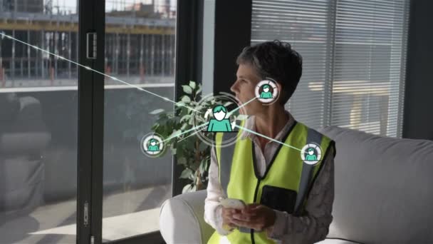 スマートフォンを使用して 白人女性建築家のアイコンとの接続のネットワークのアニメーション 世界規模の接続 ビジネス データ処理 テクノロジーの概念をデジタルで生成したビデオ — ストック動画