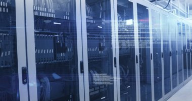 Parlayan ışıkları olan bir sunucu odasında bilgisayar sunucuları ağından akan veri işleme ve dijital bilginin görüntüsü. İnternet hizmet sağlayıcısı veya veri işleme merkezi genel ağı.