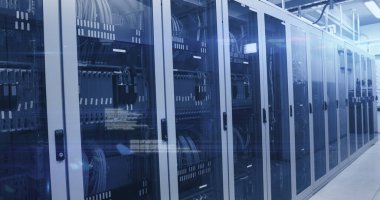 Parlayan ışıkları olan bir sunucu odasında bilgisayar sunucuları ağından akan veri işleme ve dijital bilginin görüntüsü. İnternet hizmet sağlayıcısı veya veri işleme merkezi genel ağı.
