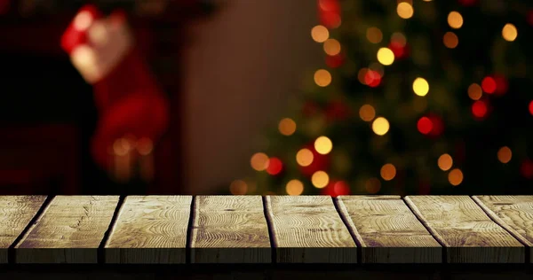 Digitaler Verbund Aus Holzvordergrund Mit Weihnachtlichem Hintergrund Aus Baum Und — Stockfoto