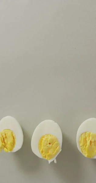 Verticale Afbeelding Van Hoge Hoekweergave Van Twee Helften Hardgekookte Eieren — Stockfoto
