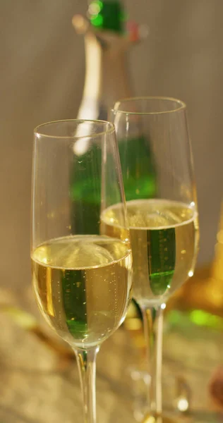 Verticaal Beeld Van Twee Glazen Champagne Open Champagnefles Tafel Liefde — Stockfoto