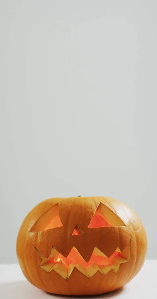 Pionowy Obraz Blisko Oświetlonej Dyni Halloween Rzeźbionej Białym Tle Halloween — Zdjęcie stockowe