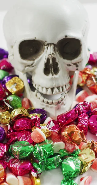 Image Verticale Gros Plan Crâne Halloween Des Bonbons Sur Fond — Photo
