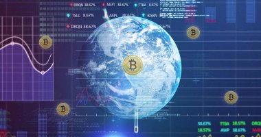 Dünya üzerindeki bitcoin sembolü ve veri işleme. Ukrayna krizi, güncel ilişkiler, politika ve küresel ekonomi kavramı dijital olarak üretilen imaj.
