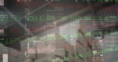 Boş deponun üzerindeki finansal veri işleme ve borsa görüntüsü. küresel sevkiyat, dağıtım ve bağlantılar konsepti dijital olarak oluşturuldu.