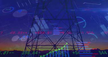 Günbatımına karşı yüksek voltaj kulesinde finansal veriler işleniyor. küresel finans ve teknoloji kavramı