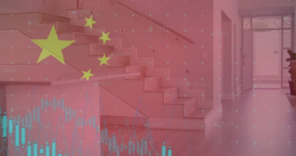 中国の国旗と家の上のデータ処理のイメージ デジタル的に生成された世界的なビジネス デジタルインターフェースの概念 — ストック写真