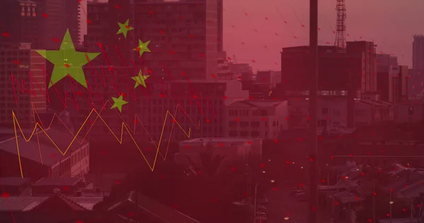 中国の国旗と都市の上のデータ処理のイメージ デジタル的に生成された世界的なビジネス デジタルインターフェースの概念 — ストック写真
