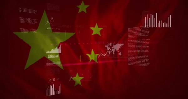 中国の旗の上に財務データとグラフのイメージ 世界経済 政治の概念がデジタルで生成され — ストック写真