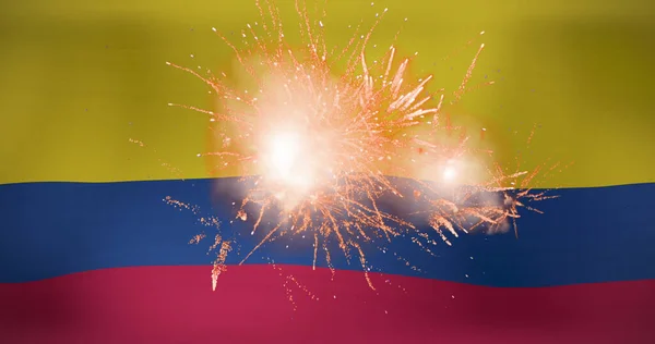 コロンビアの旗の上に花火のイメージ 旗や国家のシンボルや愛国心の概念がデジタルで生成され — ストック写真
