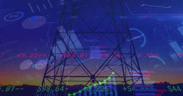 Günbatımına karşı yüksek voltaj kulesinde finansal veriler işleniyor. küresel finans ve teknoloji kavramı