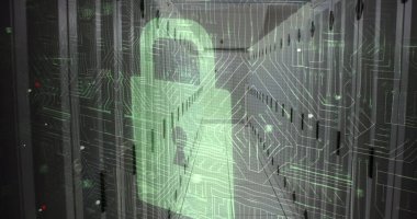 Siber saldırı uyarısı görüntüsü ve sunucu odasına asma kilit. küresel internet güvenliği, bağlantılar ve veri işleme kavramı dijital olarak oluşturulmuş görüntü.