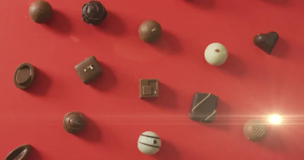 빨간색 표면에 초콜릿 프랄린 이미지 디저트 초콜릿 컨셉트는 디지털로 만들어 — 스톡 사진