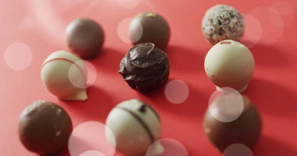 빨간색 표면에 초콜릿 프랄린 이미지 디저트 초콜릿 컨셉트는 디지털로 만들어 — 스톡 사진