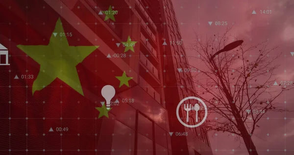中国の国旗と都市の上のデータ処理のイメージ デジタル的に生成された世界的なビジネス デジタルインターフェースの概念 — ストック写真