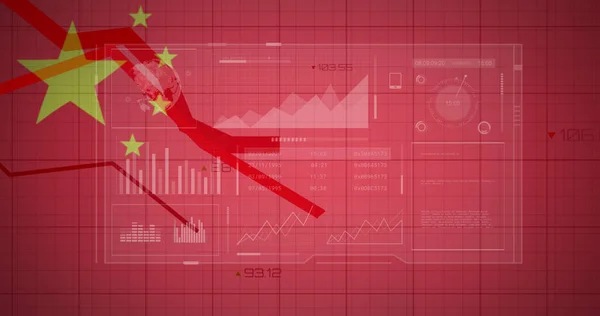 Çin Bayrağı Üzerindeki Ekranlardaki Finansal Verilerin Grafiklerin Resmi Küresel Ekonomi — Stok fotoğraf