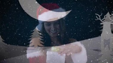 Noel Baba 'nın kızak içindeki beyaz bir siluetinin Noel Baba şapkalı gülen bir kadın ve mavi arka plandaki köknar ağaçlarıyla birlikte ren geyikleri tarafından çekilmesinin animasyonu.