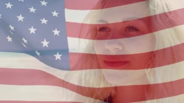 Ön planda dalgalanan Amerikan bayrağıyla kameraya bakan beyaz kadın animasyonu