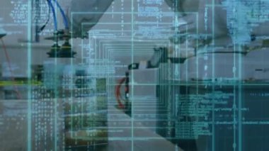 Mühendislik laboratuvarındaki makineler üzerinde veri işleme animasyonu