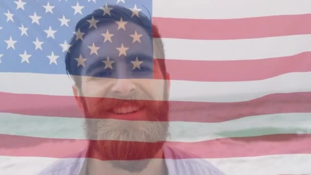 Planda Dalgalanan Amerikan Bayrağıyla Kameraya Bakan Genç Adam Animasyonu — Stok video