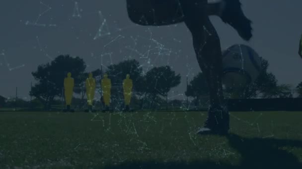 Анимация Сложной Сети Связей Низкой Секцией Футболиста Пинающего Мяч Футбольном — стоковое видео