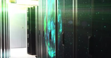 Sunucu odasında hareket eden şekillerin animasyonu. küresel teknoloji ve dijital arayüz kavramı dijital olarak oluşturulmuş video.