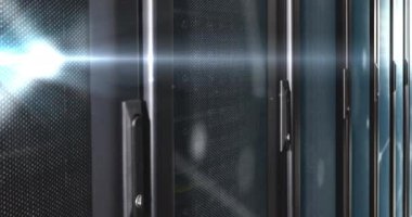 Sunucu odasında hareket eden şekillerin animasyonu. küresel teknoloji ve dijital arayüz kavramı dijital olarak oluşturulmuş video.