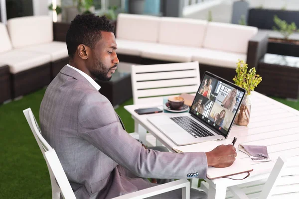 Jovem Empresário Afro Americano Escrevendo Diário Durante Reunião Online Com — Fotografia de Stock