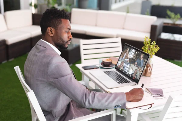 Jovem Empresário Afro Americano Usando Laptop Durante Reunião Line Com — Fotografia de Stock