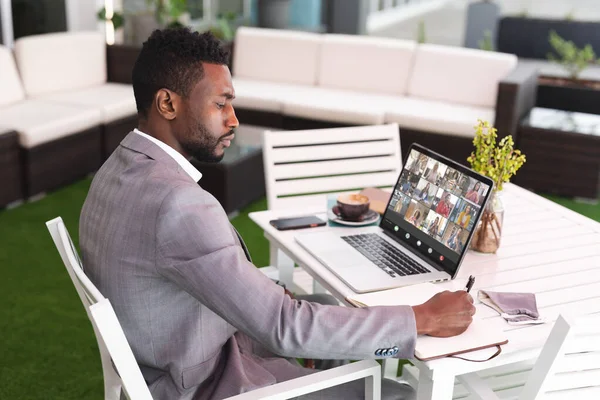 Africano Americano Empresário Videoconferência Com Colegas Através Laptop Escritório Inalterado — Fotografia de Stock