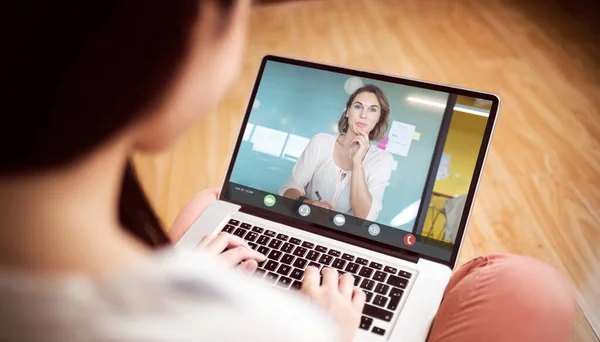 Mulher Negócios Asiática Usando Laptop Durante Reunião Online Com Colega — Fotografia de Stock