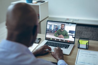 Afrika kökenli Amerikalı iş adamları bilgisayarda ofiste toplanıyorlar. değiştirilmemiş, çevrimiçi, teknoloji, video konferansı, tartışma, internet, iş dünyası, takım çalışması, kablosuz teknoloji.
