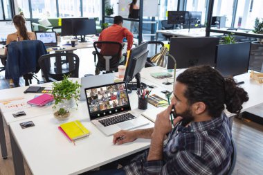 Modern ofiste çalışan çok ırklı iş adamları. değiştirilmemiş, iş, kablosuz teknoloji, video çağrısı, toplantı, çalışma, takım çalışması ve ofis konsepti.