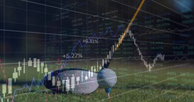 Golf oynayan bir adamın mali veri işleme görüntüsü, arka plana vurmadan önce golf topu yerleştirilmesi. Küresel finans sektörü arayüzü kavramı dijital olarak oluşturulmuş görüntü.
