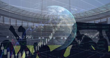 Spor stadyumundaki tezahürat yapan taraftarların üzerinde grafikler ve veri işleme cihazları olan dünya görüntüsü. spor, rekabet, küresel iletişim ve dijital arayüz kavramı, dijital olarak oluşturulmuş görüntü.