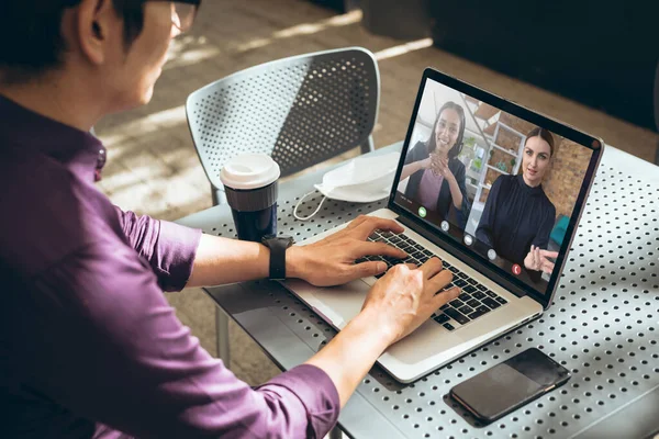 Üzletember Munkáról Tárgyal Multiracionális Női Munkatársakkal Videóhívással Laptopon Változatlan Online — Stock Fotó