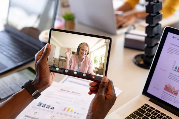 Een Glimlachende Blanke Zakenvrouw Zwaaiend Naar Een Afrikaanse Amerikaanse Collega — Stockfoto