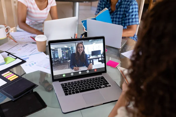 女性同事一边讨论工作 一边在办公室举行在线会议 无线技术 视频会议 互联网 团队合作 — 图库照片