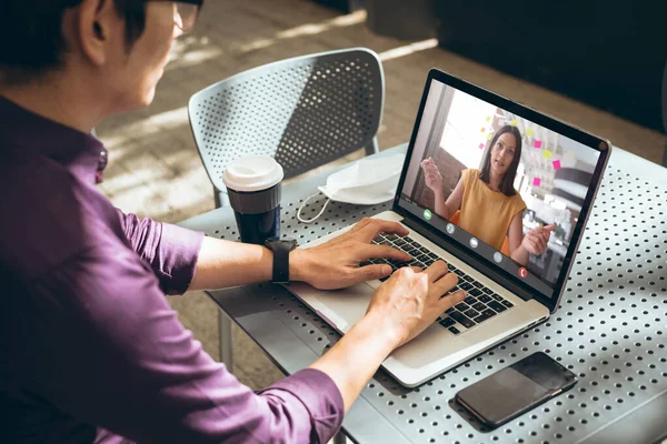 Empresario Asiático Que Utiliza Ordenador Portátil Cafetería Durante Videoconferencia Con —  Fotos de Stock