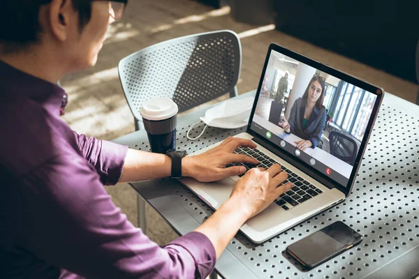 Empresario Asiático Que Utiliza Ordenador Portátil Cafetería Durante Videoconferencia Con —  Fotos de Stock