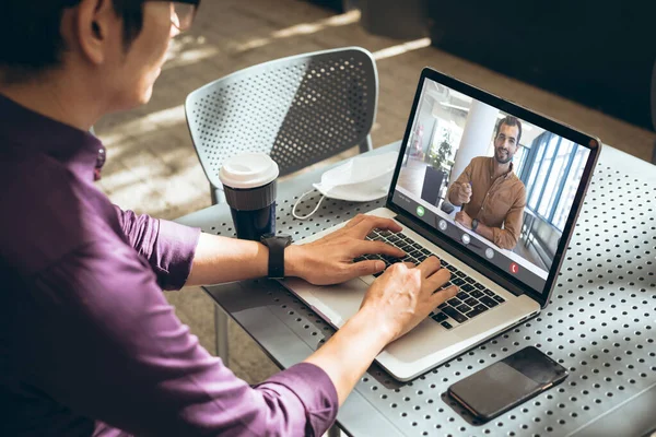 Empresario Asiático Que Utiliza Ordenador Portátil Cafetería Durante Videoconferencia Con — Foto de Stock